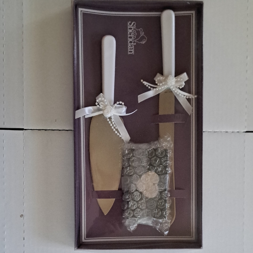 Sheridan Cake Server & Knife Set W/ Heart W/ Pearlized Handles